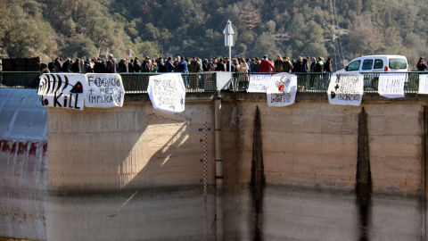 04/03/2023 - La concentració al pantà de Sau contra el buidatge de l'embassament.