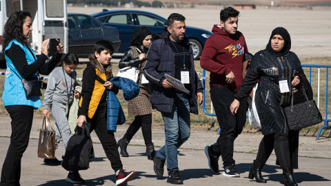 Llegada de ochenta y nueve refugiados sirios afectados por el terremoto que afectó a Turquía, procedentes de distintas zonas de ese país, que han aterrizado este sábado en la base aérea de Torrejón de Ardoz (Madrid) para ser acogidos por España. EF