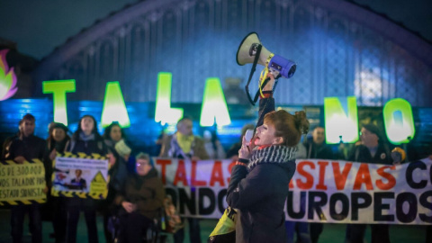 La asociación vecinal No a la tala manifestándose por la decisión del ayuntamiento de seguir con la ampliación de la línea de Metro. Fotografía de Diego Vítores