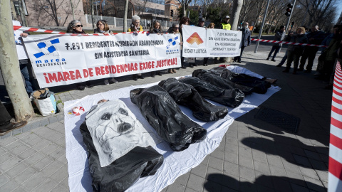 04/03/2023. Varias personas en una protesta por los fallecimientos de mayores durante la pandemia, a 2 de marzo de 2023, en Madrid.