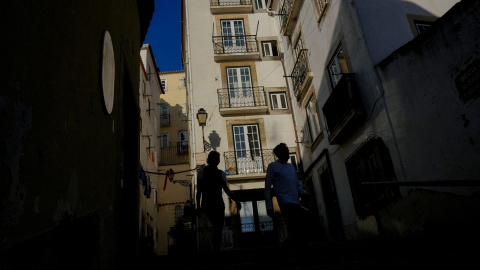 Varias personas caminan por el barrio de Alfama (Lisboa), uno de los más turísticos de la capital de Portugal, en febrero de 2023.