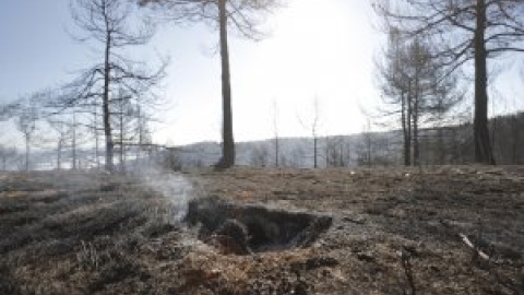 Los trabajos nocturnos de extinción permiten que no avance el fuego de Castelló y Teruel