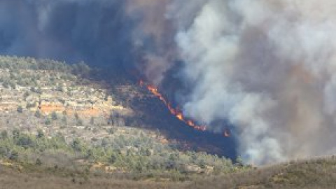 Desalojan a casi 800 personas por el incendio forestal entre Castelló y Teruel