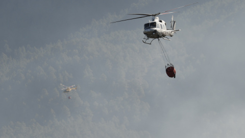 Los helicópteros que trabajan en la extinción del incendio forestal que afecta a la provincia de Castelló.