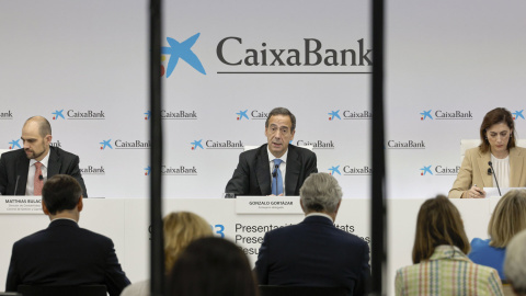 El consejero delegado de CaixaBank, Gonzalo Gortázar (C), Mathias Bulach, director de contabilidad (i),y Maria Luisa Marinez, directora de comunicación, durante la rueda de prensa en Valencia para la presentación de los resultados trimestrales. EFE/ Ka