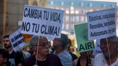 Decenas de activistas protestan en una manifestación por la descarbonización en la Plaza Mayor, a 15 de septiembre de 2023, en Madrid (España). Ricardo Rubio / Europa Press