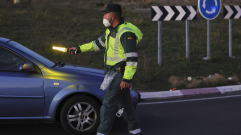 Un agente detiene a un coche durante un control de la Guardia Civil un día antes de la Operación de Nochevieja, en la carretera A-1, a 30 de diciembre de 2021, en Madrid.