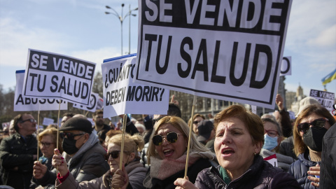 Miles de personas se manifiestan contra el desmantelamiento de la Sanidad Pública, en la protesta bajo el lema 'Madrid se levanta y exige una Sanidad pública', en la Plaza de Cibeles, a 12 de febrero de 2023, en Madrid (España).