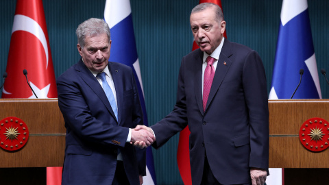 El presidente turco, Recep Tayyip Erdogan (derecha), le da la mano al presidente finlandés, Sauli Niinisto (izquierda), después de una conferencia de prensa conjunta celebrada en Ankara, el 17 de marzo de 2023.