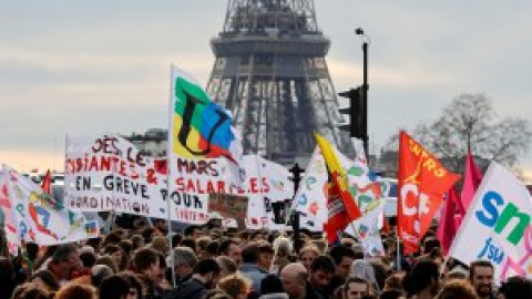 Bloqueos y disturbios en París contra la reforma de las pensiones de Macron