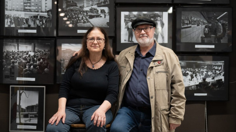 Maribel Ferrándiz y Pepus Ferrándiz posan durante la presentación de una querella por torturas durante el franquismo, en Casal de Barri Prosperitat, a 14 de noviembre de 2023, en Barcelona, Catalunya.—David Zorrakino / Europa Press