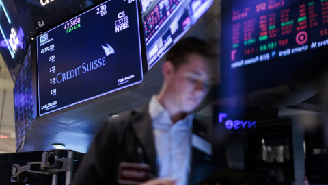 Una pantalla muestra información sobre el precio de las acciones de Credit Suisse en la Bolsa de Valores de Nueva York en Nueva York este 16 de marzo de 2023.