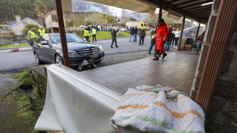 Vista del lugar en el que el conductor de un turismo ha atropellado este viernes a cuatro personas que estaban sentadas en la terraza de un establecimiento en Vilaboa (Pontevedra)