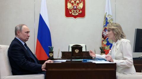 El presidente de Rusia, Vladimir Putin, conversa con Maria Lvova-Belova, comisionada presidencial para los Derechos del Niño en Rusia el 16 de febrero de 2023.