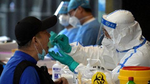 18/03/2023. Personal sanitario realiza pruebas en el aeropuerto de Nanjing, en China, a 15 de junio de 2020.