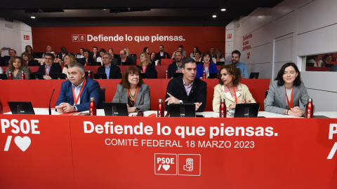 El secretario general del PSOE y presidente del Gobierno, Pedro Sánchez (c), preside la reunión del Comité Federal 'Defiende lo que piensas', en la sede federal del PSOE, a 18 de marzo de 2023, en Madrid