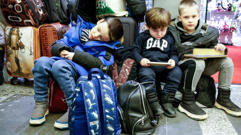 18/03/2023. Niños ucranianos refugiados descansan en la estación de tren de Cracovia, a 9 de marzo de 2022.