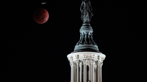 08-11-22 El eclipse lunar en el Capitolio de Washington.