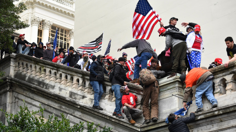 Seguidores del expresidente de Estados Unidos Donald Trump, durante el asalto a Capitolio, en Washington, el 6 de enero de 2021.