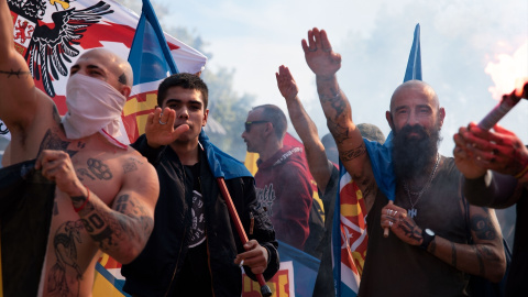 12 October 2022, Spain, Barcelona: Neo-Nazis make the fascist salute at a rally of right-wing extremists on the Spanish national holiday.