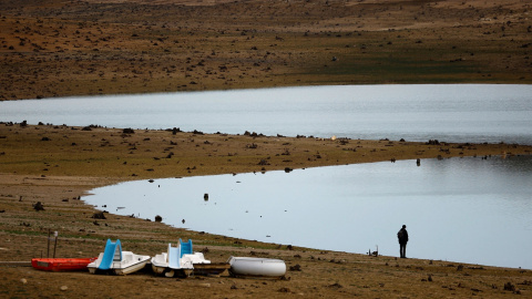 Imagen del Lago de Montbel, en los Pirineos franceses, casi sin agua por la sequía invernal que amenaza a la zona, en marzo de 2023.