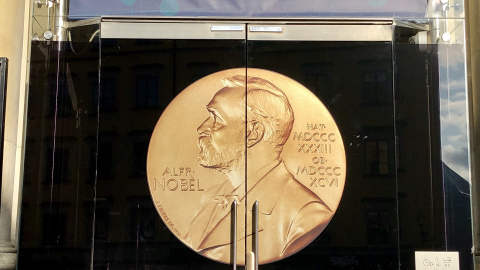 Una medalla del Premio Nobel que representa a Alfred Nobel adorna la puerta del Museo del Premio Nobel.