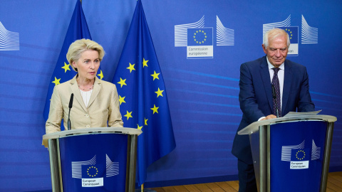 La presidenta de la Comisión Europea, Ursula von der Leyen, junto al Alto Representante de la Unión para Asuntos Exteriores, Josep Borrell.