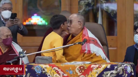 El Dalay Lama, Tenzin Gyatso, besa en la boca a un menor en un acto público.