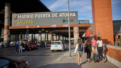 Varias personas con maletas llegando a la estación de Atocha-Almudena Grandes en una imagen de archivo.