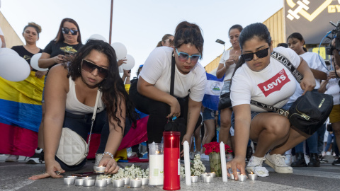 Amigos de los fallecidos en las discotecas La Fonda Milagros y Teatre, en Murcia, se han concentrado este lunes a las puertas de estos locales en apoyo a las familias de las víctimas y han encendido velas en su recuerdo.