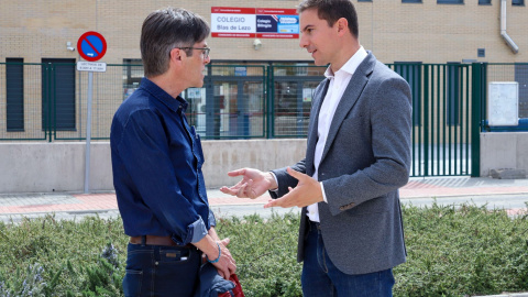 El candidato socialista a la Presidencia de la Comunidad de Madrid, Juan Lobato, junto Esteban Álvarez, expresidente de la Asociación de Directores de Institutos Públicos de Madrid y número tres por el PSOE, a 10 de abril de 2023, en Madrid.