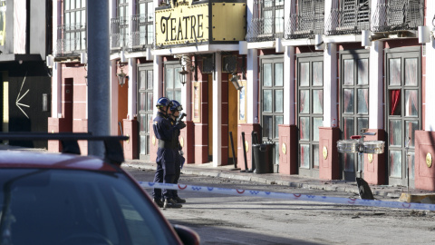 Agentes de la Policía Judicial realizan labores de investigación en las discotecas Teatre y Fonda Milagros de Murcia este martes.