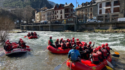 17/03/2023 - Persones fent ràfting a Llavorsí, a la Noguera Pallaresa.