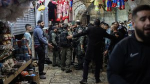 Cientos de palestinos se encierran en la mezquita de Al Aqsa de Jerusalén