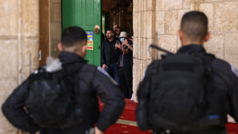 Un grupo de palestinos apostados en el interior de la Mezquita de Al Aqsa ante las fuerzas de seguridad israelíes, en Jerusalén, a 9 de abril de 2023.