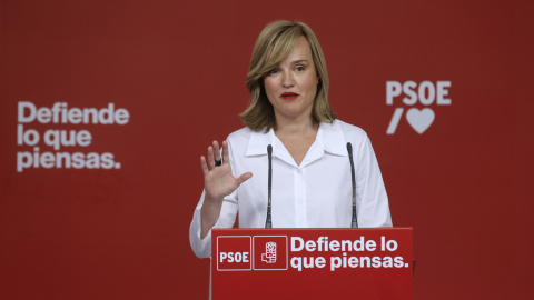 10/04/2023.- La portavoz de la Ejecutiva Federal del PSOE, Pilar Alegría, durante la rueda de prensa que ha ofrecido tras la reunión de la Ejecutiva, este lunes en la sede del partido en Ferraz. EFE/ Juan Carlos Hidalgo