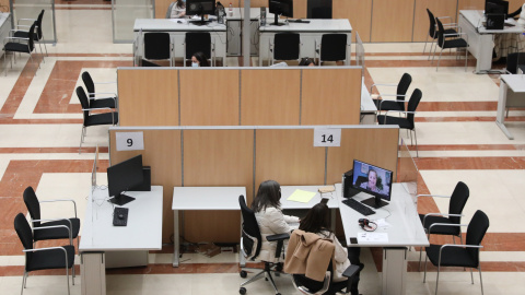 Varias empleadas trabajan en una oficina de la Agencia Tributaria en una imagen de archivo.