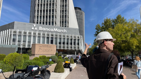 Erik Harley da explicaciones a varios periodistas durante uno de sus recorridos por el 'pormihuevismo' madrileño en la Castellana.