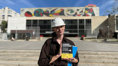 Erik Harley, creador de 'Pormihuevismo', frente al Palacio de Congresos de Madrid, levantado en 1970 bajo el diseño del arquitecto Pablo Pintado. Lleva cerrado desde 2012.