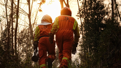 Bomberos de Asturias trabajan para controlar los incendios, a 31 de marzo de 2023.