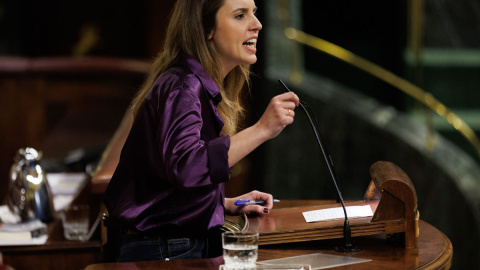 La ministra de Igualdad, Irene Montero, interviene durante una sesión plenaria, en el Congreso de los Diputados, a 8 de marzo de 2023, en Madrid (España). El PP y Vox centran hoy, Día de la Mujer, sus preguntas al presidente del Ejecutivo para pedirle 