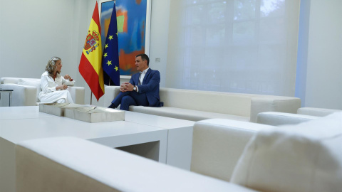 El presidente del Gobierno, Pedro Sánchez , conversa con la vicepresidenta segunda y ministra de Trabajo y Economía Social, Yolanda Díaz, durante un encuentro celebrado este martes en el Palacio de la Moncloa.