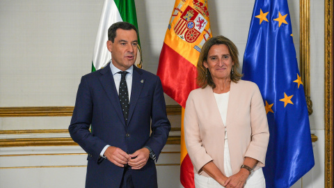 El presidente de la Junta de Andalucía, Juanma Moreno, junto a la ministra para Transición Ecológica y el Reto Demográfico, Teresa Ribera, en Sevilla, a 3 de octubre de 2023.