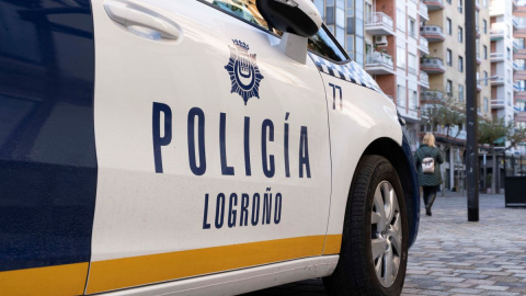 Un coche de la Policía Local de Logroño durante el primer día de reapertura de la hostelería en la ciudad, en Logroño, a 29 de noviembre de 2020.