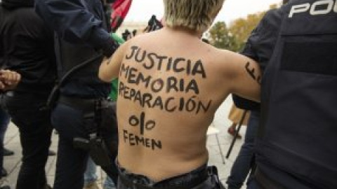 "Justicia, Memoria, Reparación": activistas de Femen vuelven a irrumpir en un acto franquista en Madrid