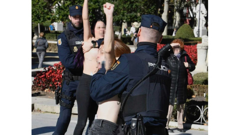 Momento en el que la Policía detiene a dos de las tres activistas de Femen, el 20 de noviembre de 2022, que protestaban contra el ensalzamiento al dictador Franco en el aniversario de su muerte, en la Plaza de Oriente de Madrid.