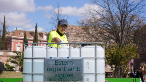 Un operario municipal con bidones de agua freática.