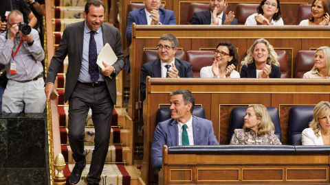 El diputado del PSOE, Óscar Puente, durante el debate de investidura de Alberto Núñez Feijóo.