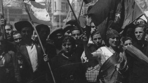 Banderas al aire en la proclamación de la II República en Madrid.