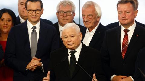 El viceprimer ministro polaco y líder del partido Ley y Justicia (PiS), Jaroslaw Kaczynski junto al primer ministro polaco Mateusz Morawiecki en la sede del partido en Varsovia, Polonia, a 15 de octubre de 2023